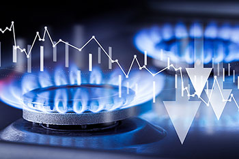 Fornelli del gas accesi con sovrapposti un grafico e delle frecce con la punta verso il basso.