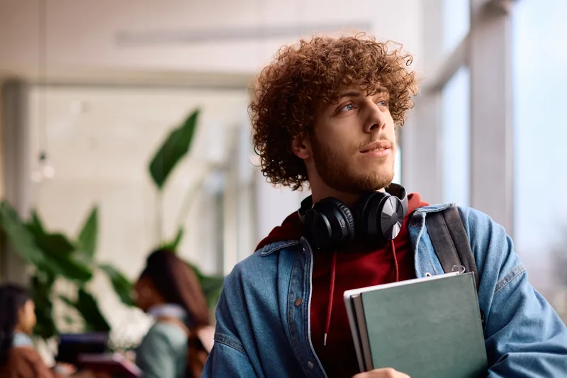 studente con libri in mano
