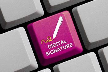 tastiera con un tasto colorato su cui c'è scritto Digital signature
