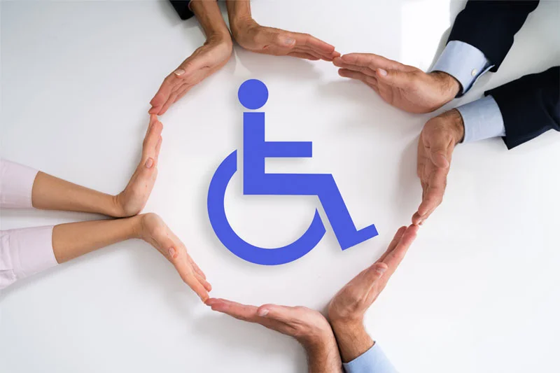 icona della disabilità al centro e mani intorno che la proteggono