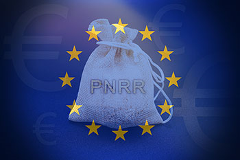 Sacchetto di iuta con scritto PNRR attorniato dalle stelle gialle dell'Unione Europea, su fondo blu dove si intravedono in trasparenza i simboli dell'Euro.