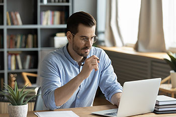 Uomo che lavora al pc da casa