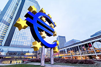 Simbolo dell'Euro davanti alla Banca centrale europea (BCE), Francoforte, Germania