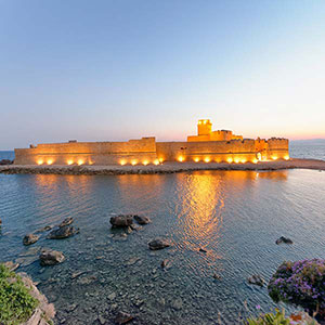 vista notturna della Fortezza Aragonese, Le Castella - Calabria