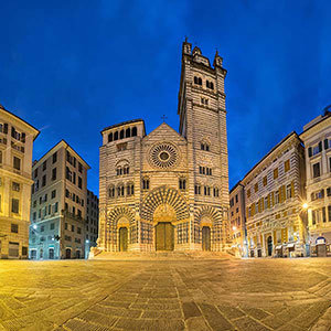 Cattedrale di Genova al crepuscolo. Vista panoramica dal quadrato della piazza San Lorenzo a Genova, Liguria
