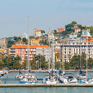 Yacht e imbarcazioni da diporto vicino al lungomare di La Spezia.
