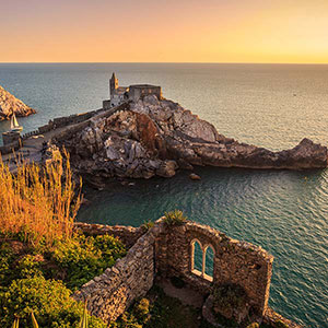 Paesaggio con la chiesa di San Pietro a Porto Venere al tramonto, Italia